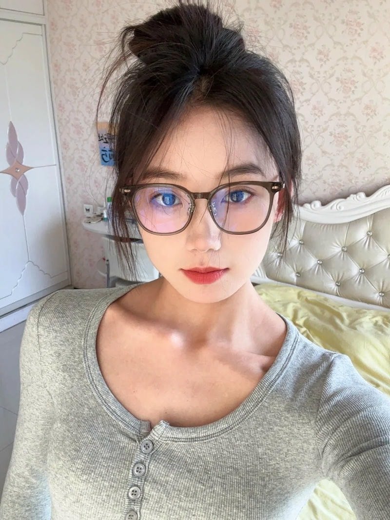 gái xinh đeo kính