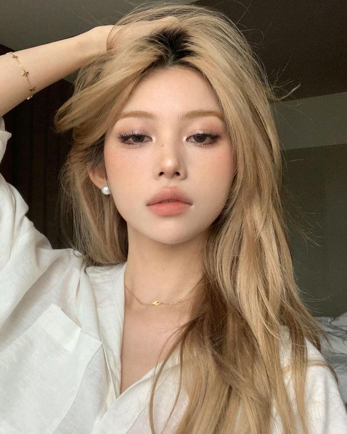 gái xinh tóc vàng trong ánh nắng dịu nhẹ