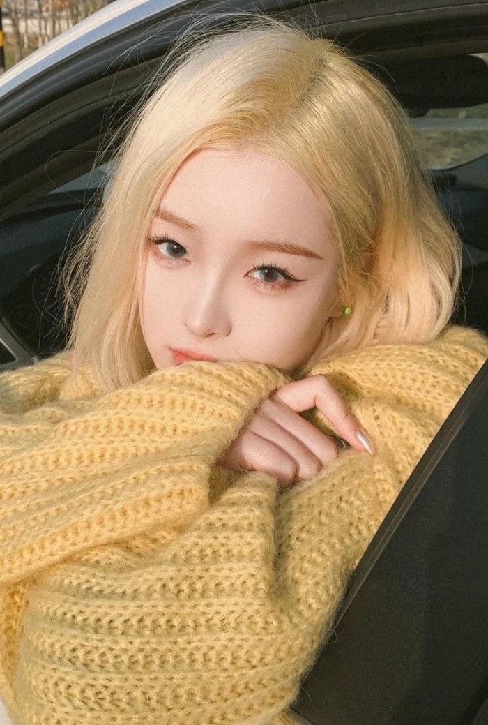 gái xinh tóc vàng với ánh nhìn quyến rũ