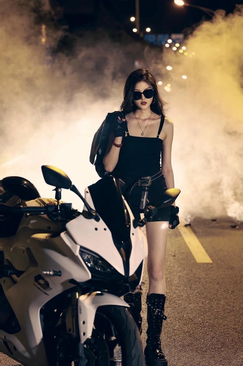 gái xinh xe độ phong cách