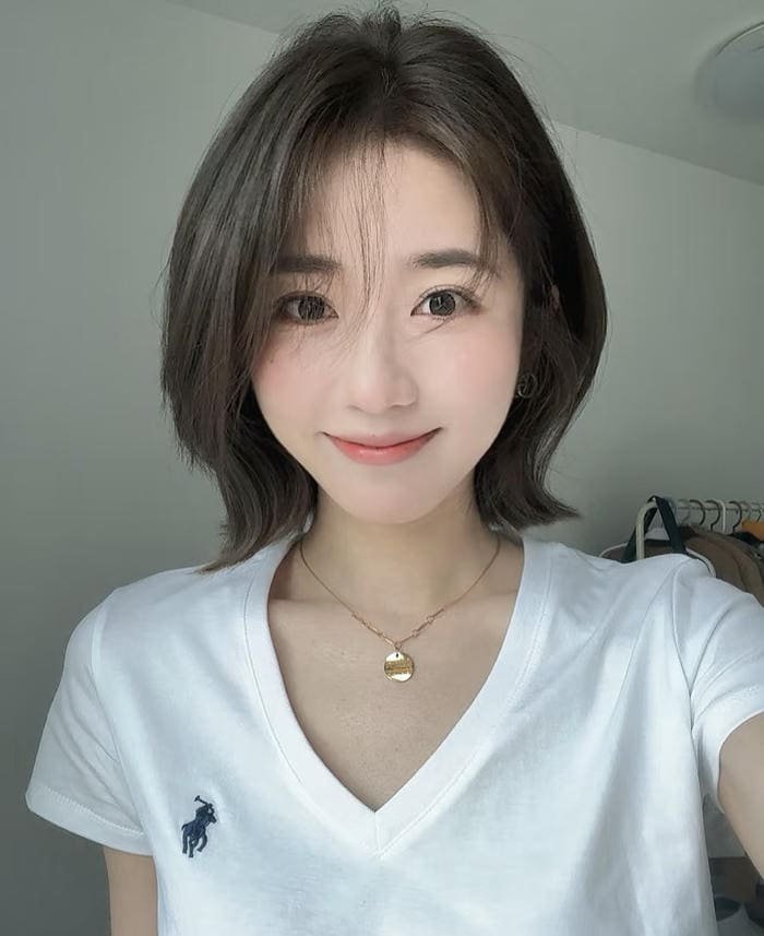hình ảnh cô gái tóc ngắn toát lên sự tự tin