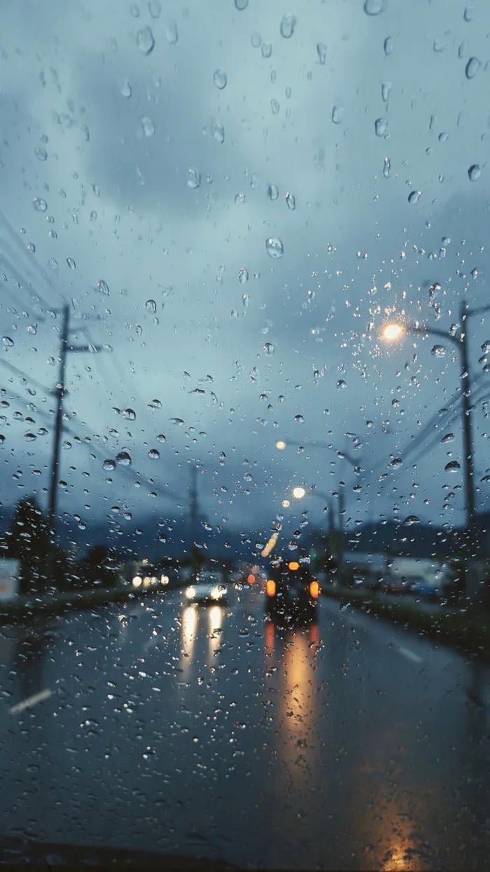 hình ảnh trời mưa qua cửa kính