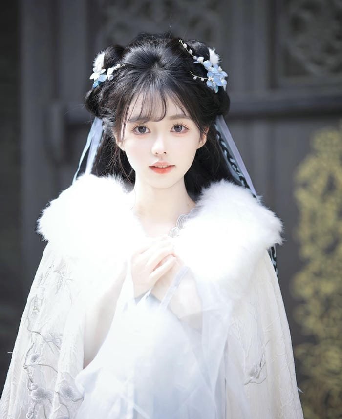 thiếu nữ cổ trang toát lên nét uyển chuyển