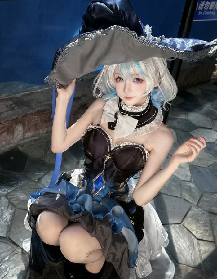 thiếu nữ cosplay anime với thần thái lạnh lùng