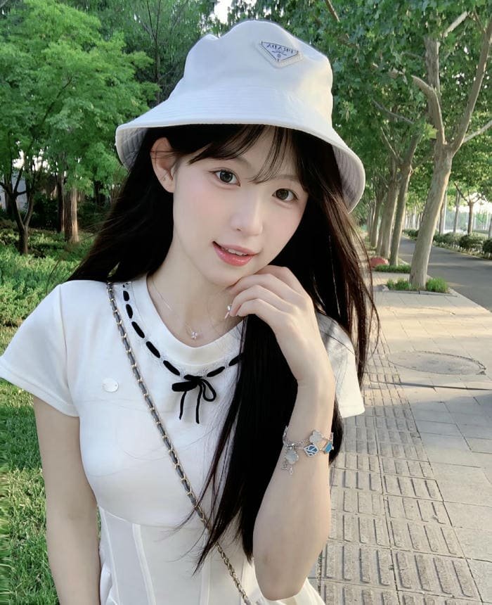 thiếu nữ mặt mộc với làn da sáng mịn