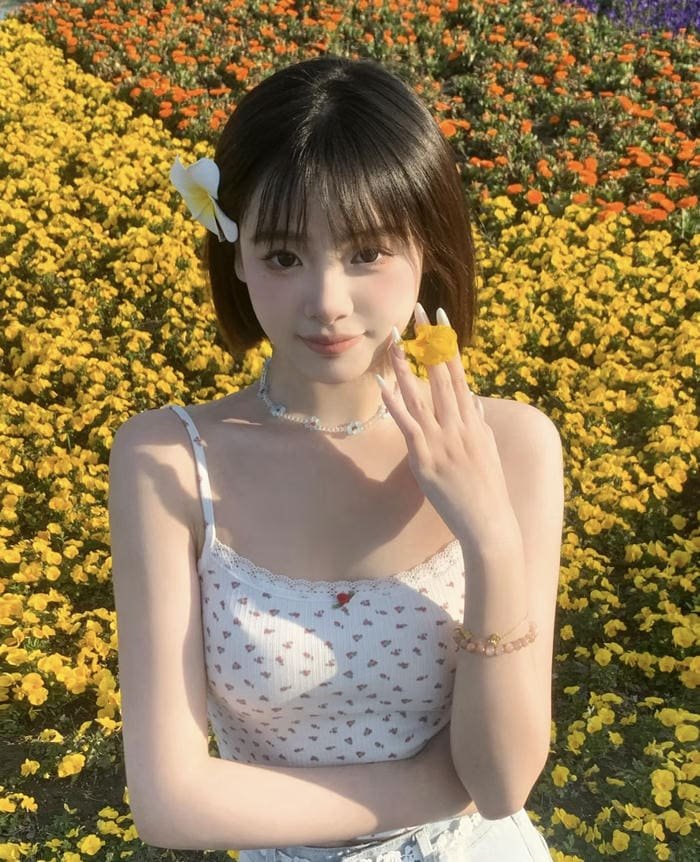 thiếu nữ tóc ngắn với ánh nhìn tự tin