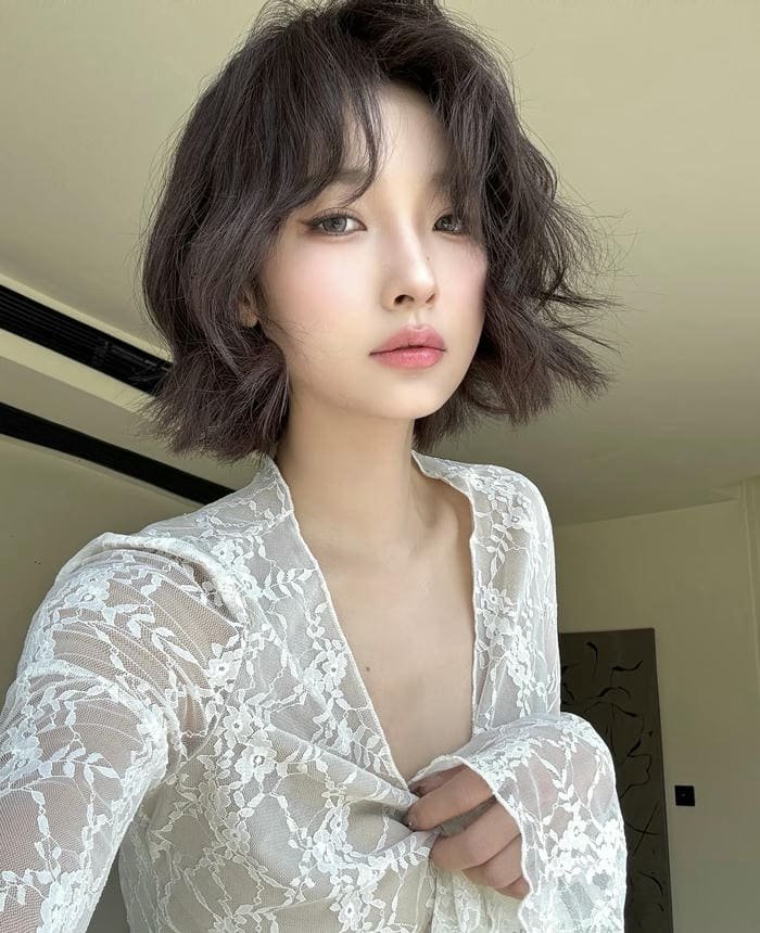 thiếu nữ tóc ngắn với phong cách tinh tế