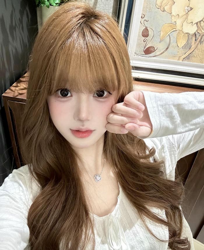 thiếu nữ tóc vàng mang vẻ đẹp nổi bật