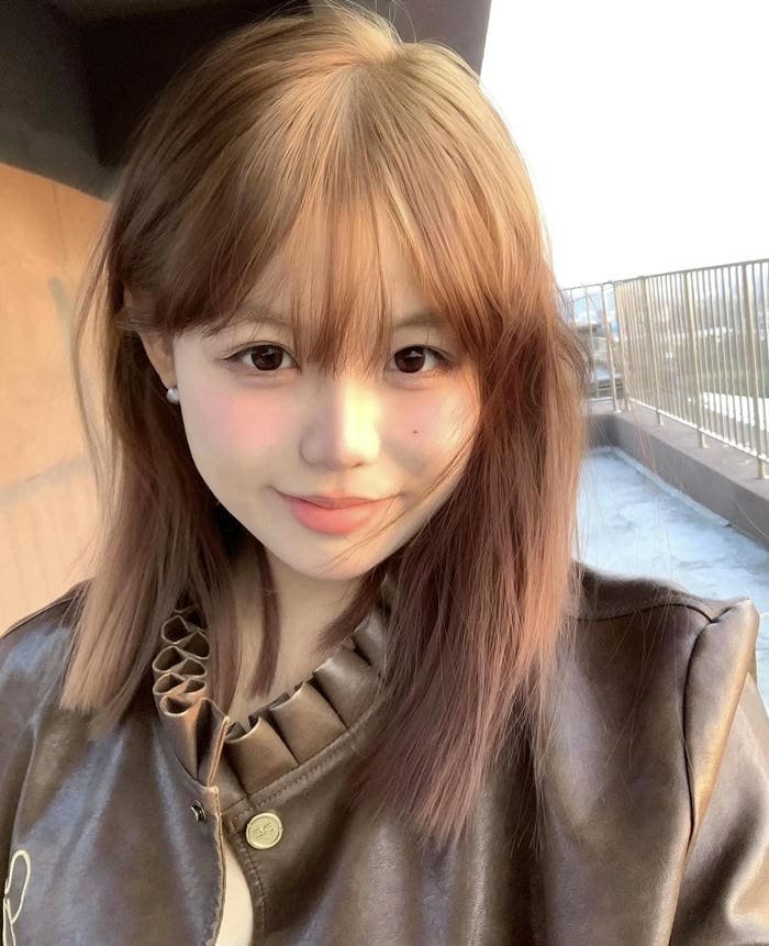 thiếu nữ tóc vàng thể hiện sự năng động