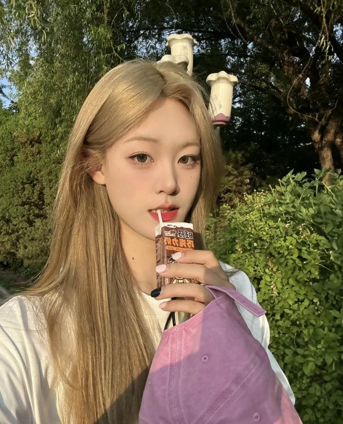 thiếu nữ tóc vàng với phong cách hiện đại