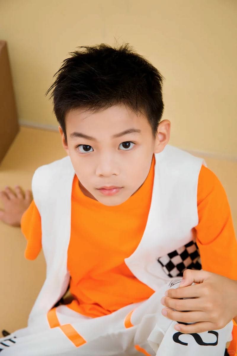 bé trai 10 tuổi có gương mặt thiên thần