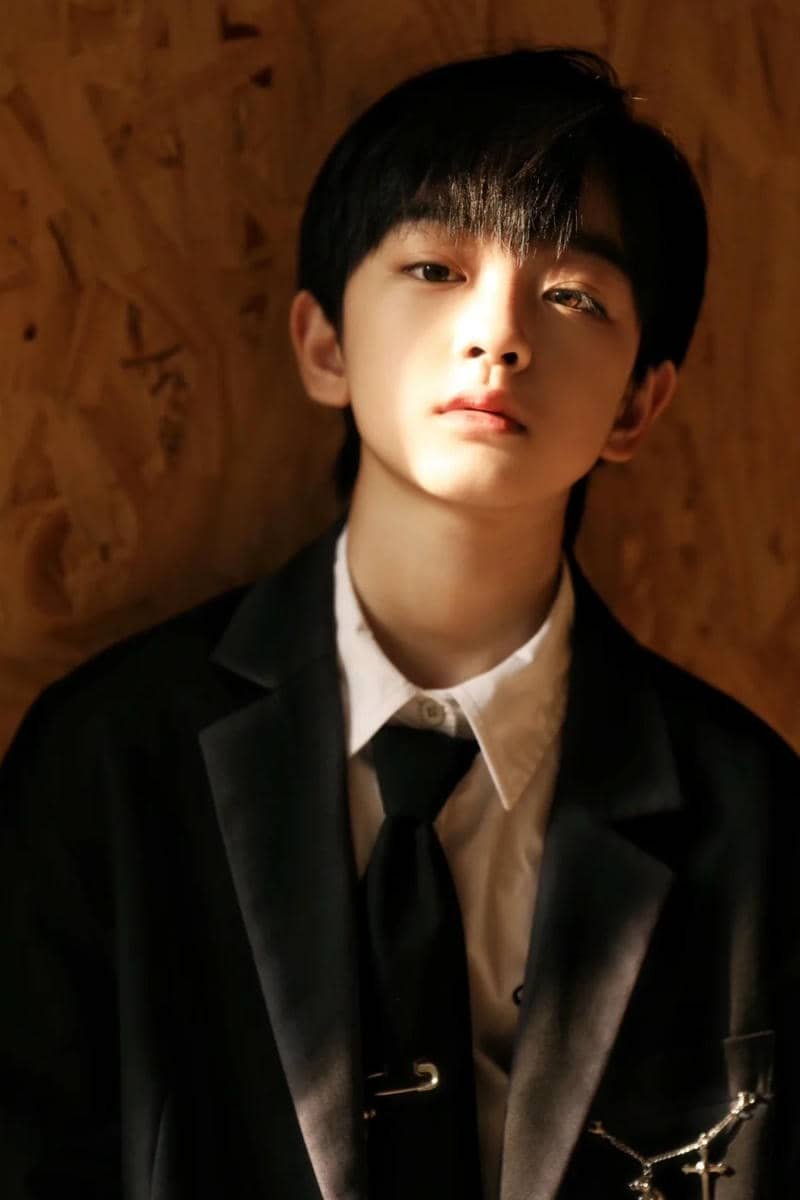 cậu bé đẹp trai 10 tuổi cực ngầu