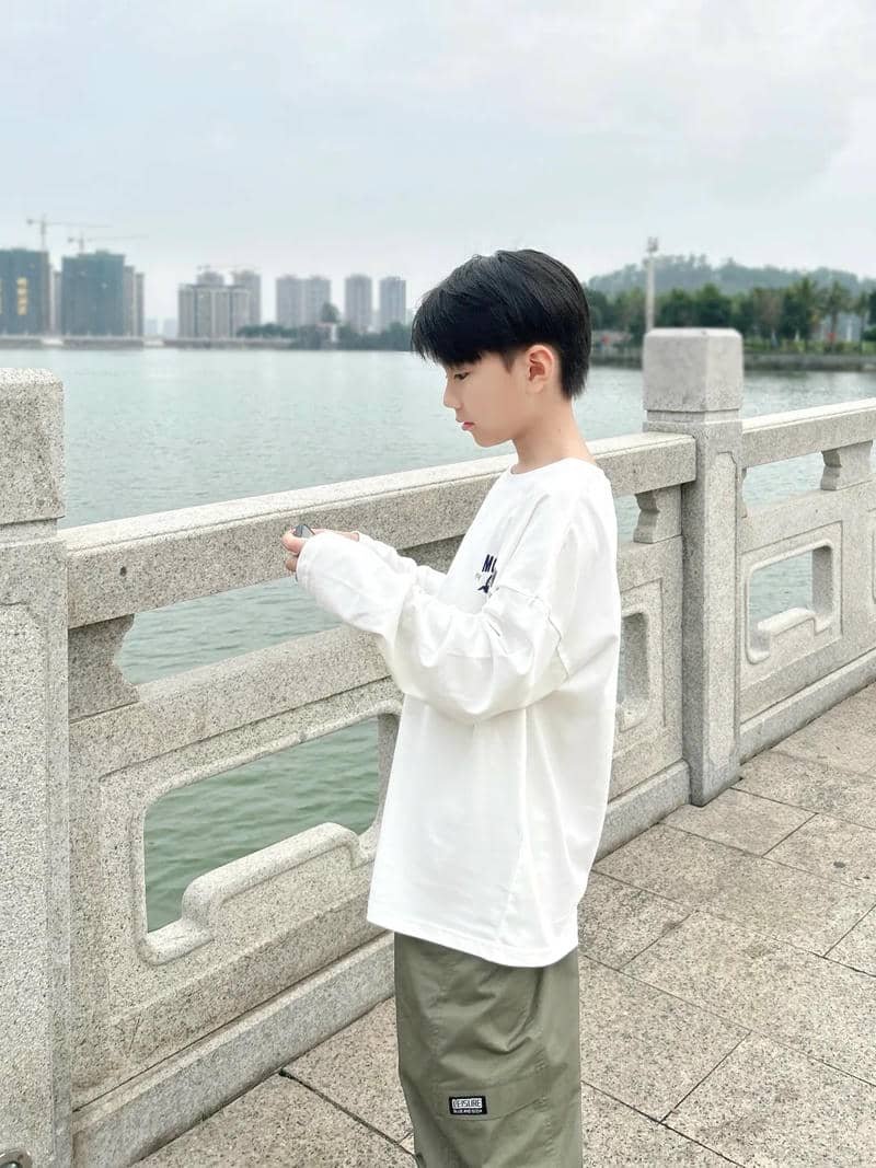 hình ảnh trai đẹp 10 tuổi che mặt