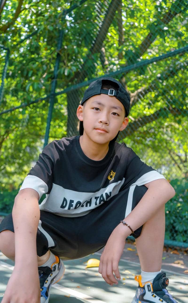 trai đẹp nhí 10 tuổi ngoài trời