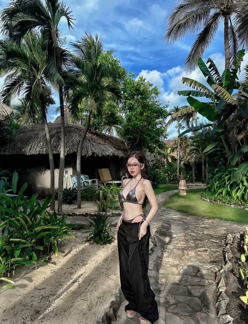 ảnh bikini Trần Huyền Châu