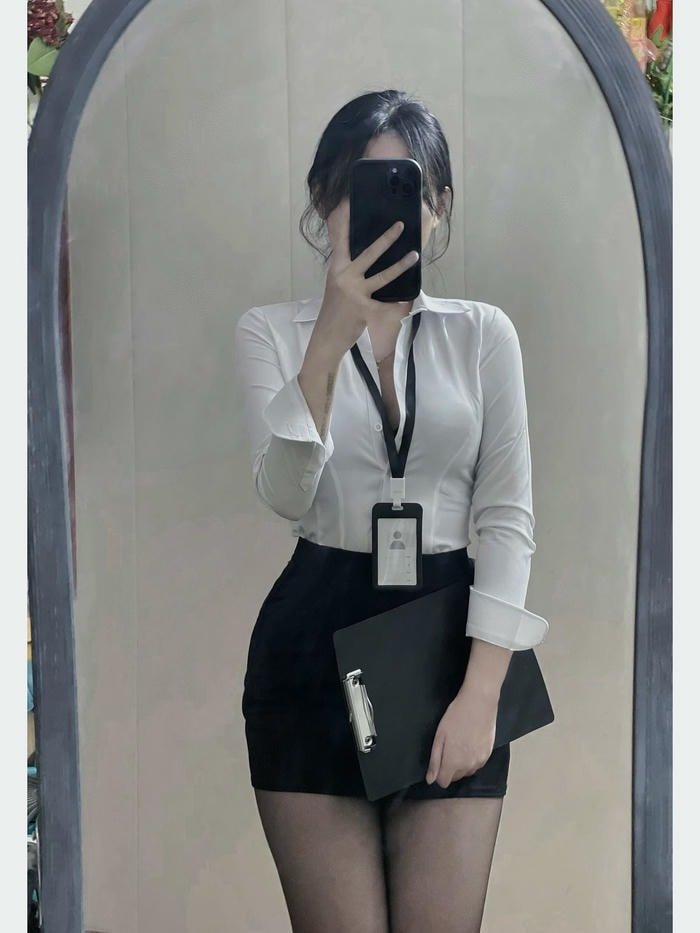 ánh đều cosplay thư ký