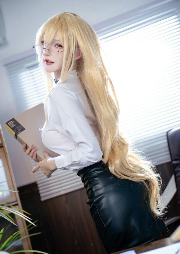 cận mặt cosplay thư ký