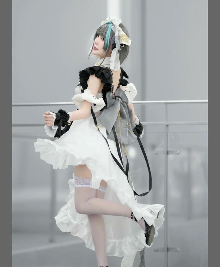 pose dễ thương cosplay hầu gái