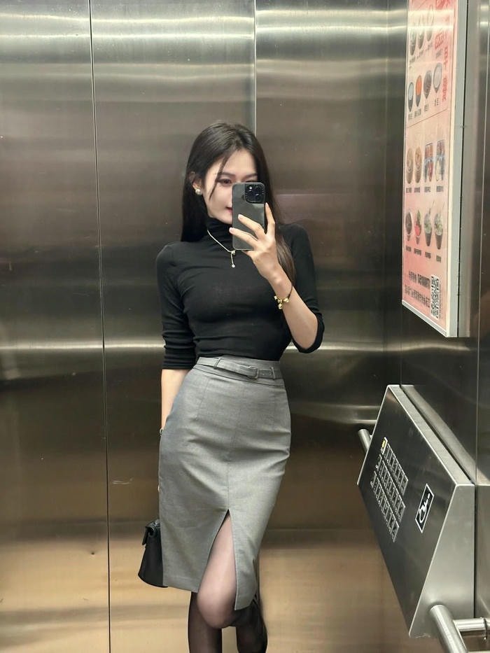 pose nghiêm cosplay thư ký