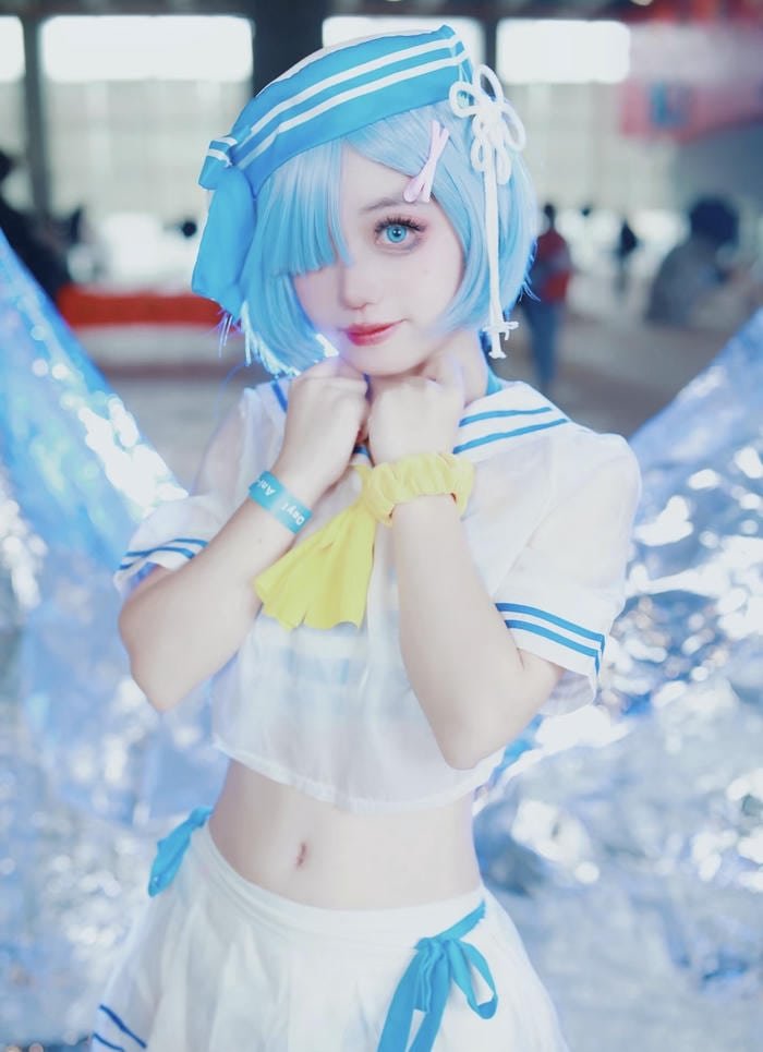 tone sáng gái xinh cosplay mặc bikini
