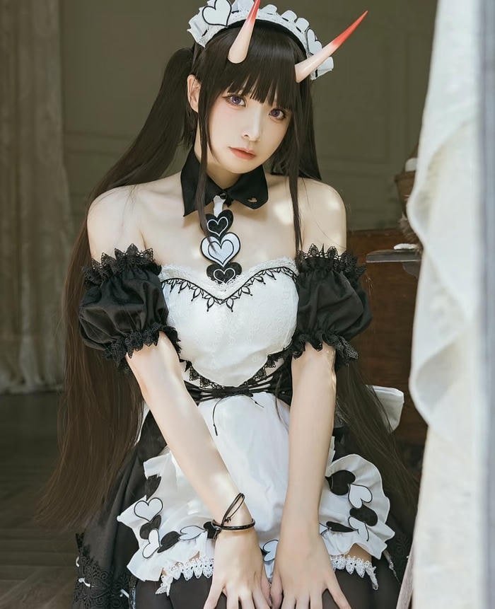 trong trẻo cosplay hầu gái