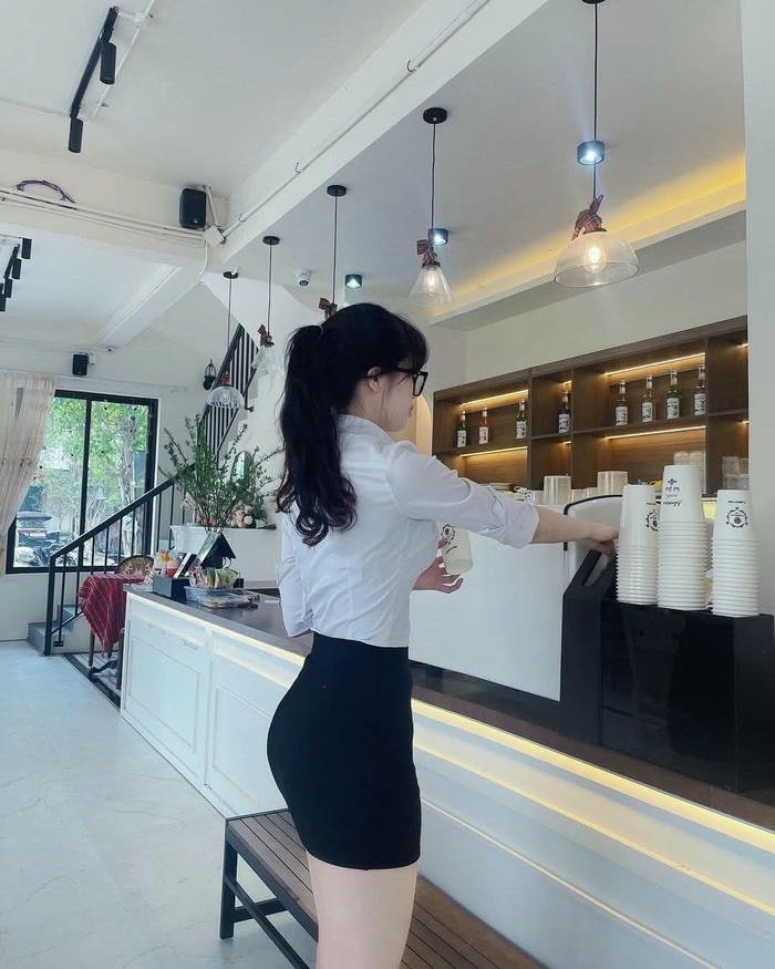 tự nhiên cosplay thư ký